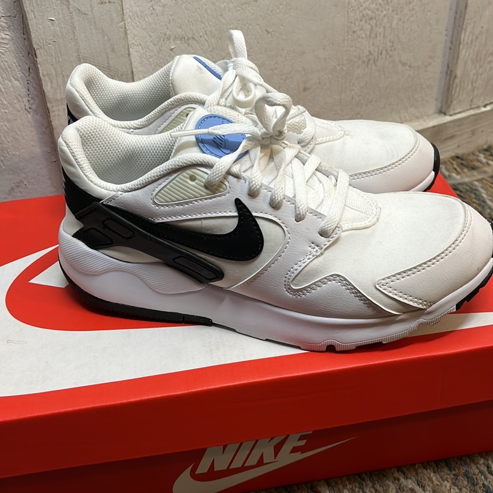 White Nike Victory sneakers